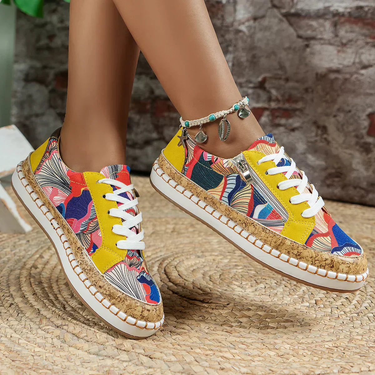 Vulkanisierte Damenschuhe mit Blumendruck