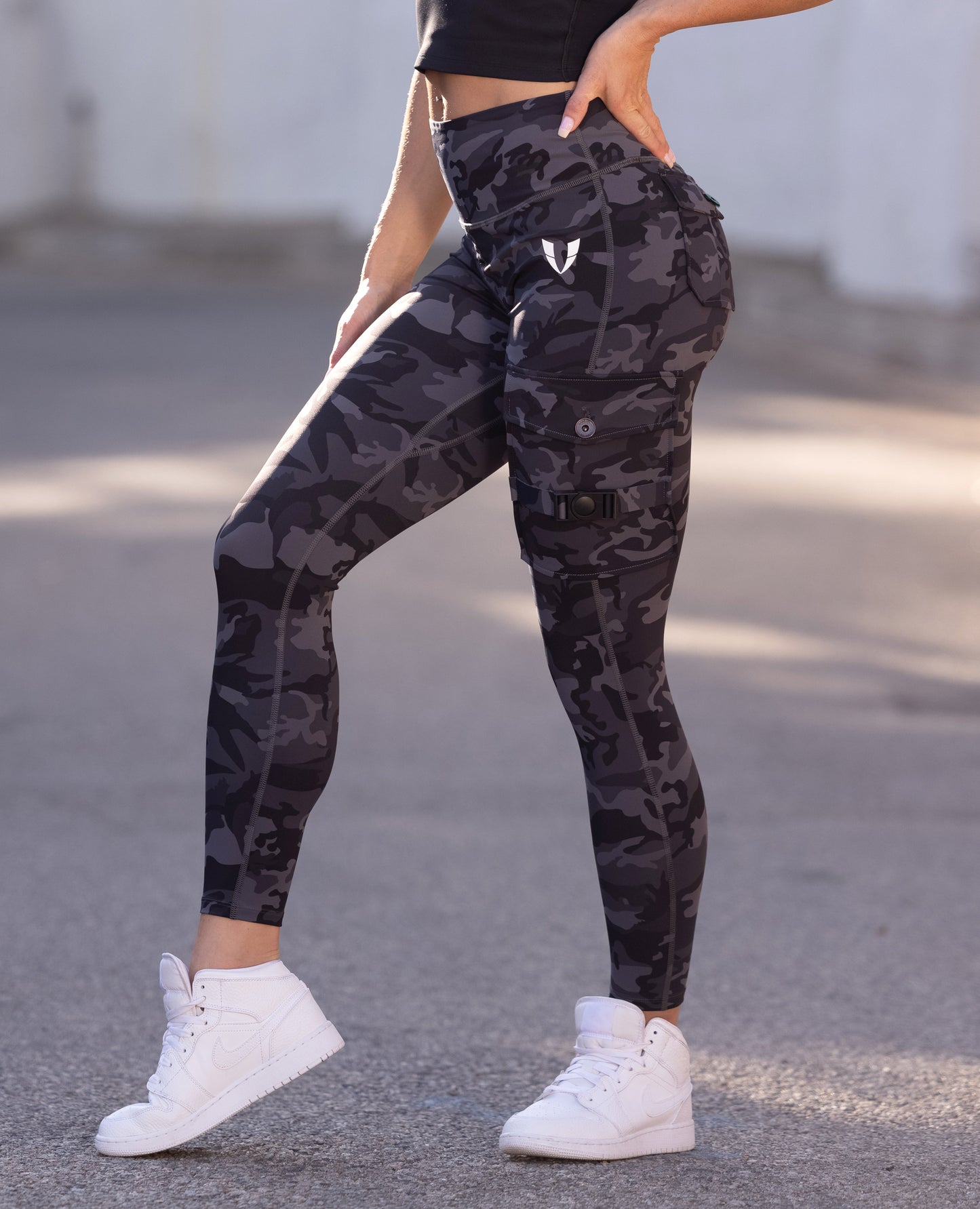 Demi - Graue Cargo-Fitness-Leggings mit Tarnmuster